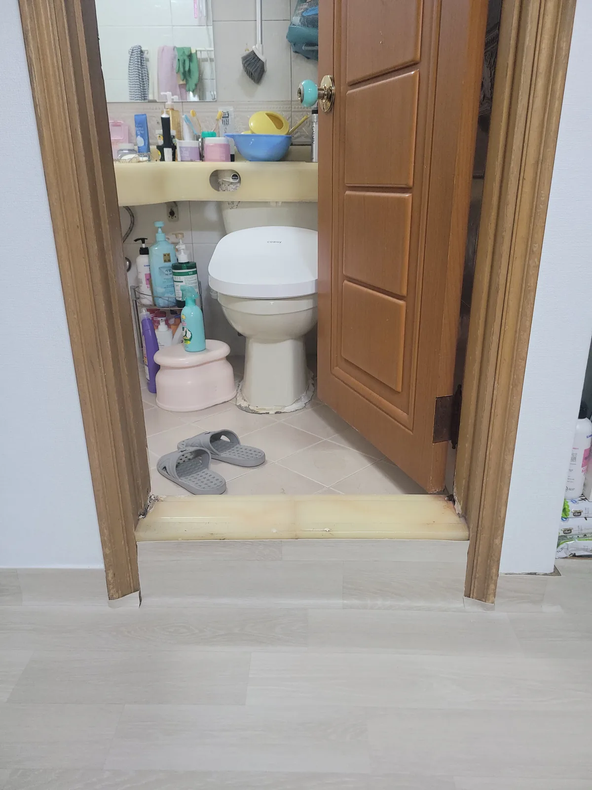 철거한 자리를 정리하는 모습