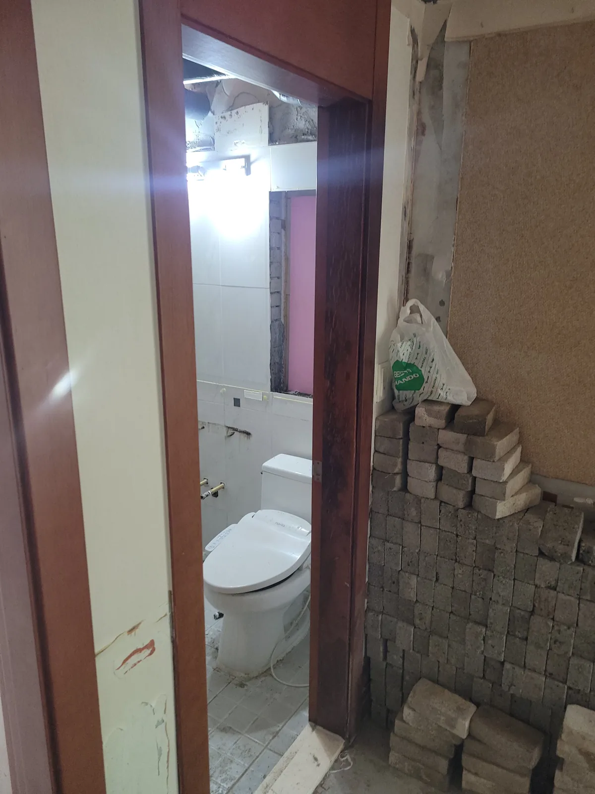 화장실 누수로 썩은 문틀 손상 부위