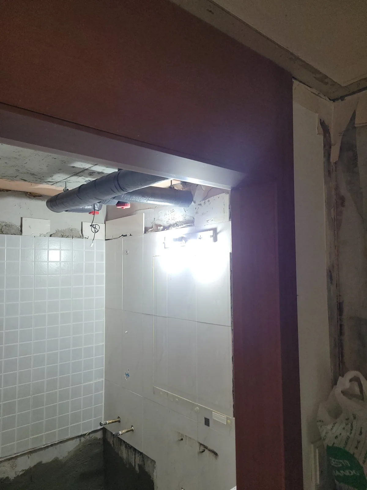부식된 부분을 제거한 문틀