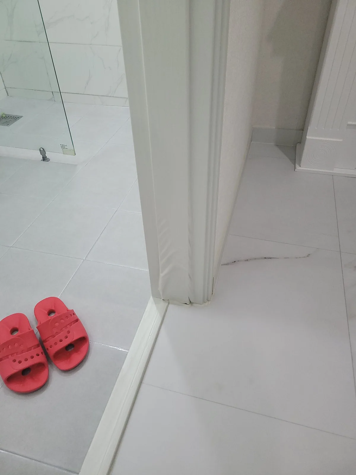 물을 먹어 부풀어 오른 몰딩