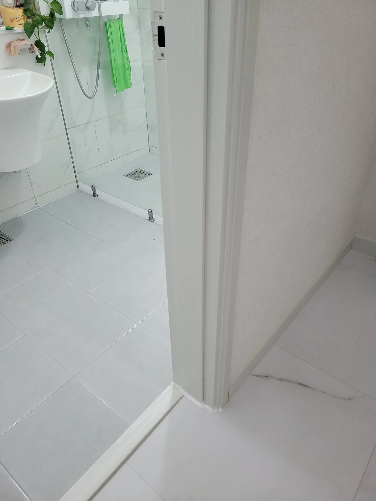 누수로 물먹은 몰딩 교체 완료