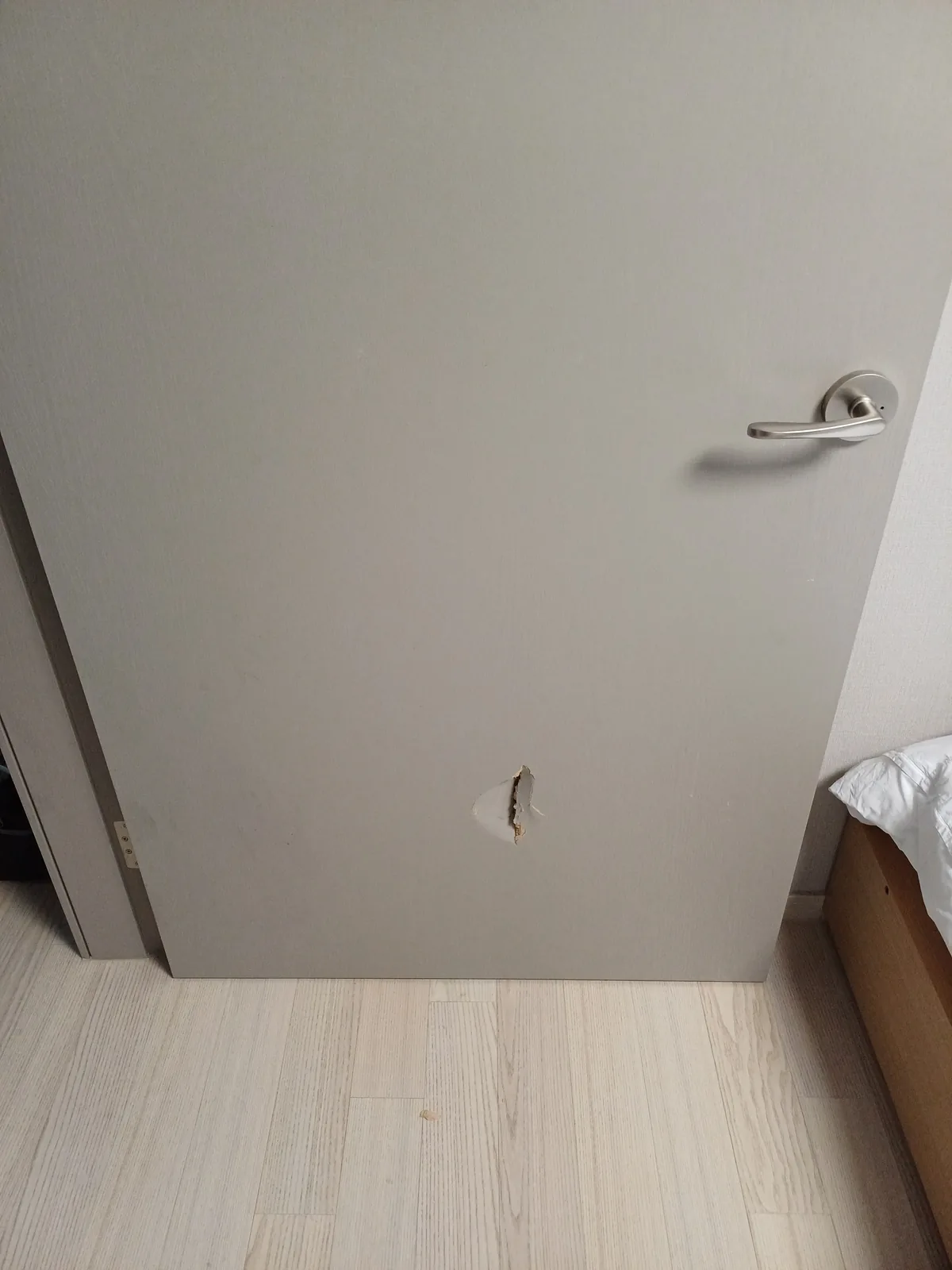 구멍이 뚫린 문 표면