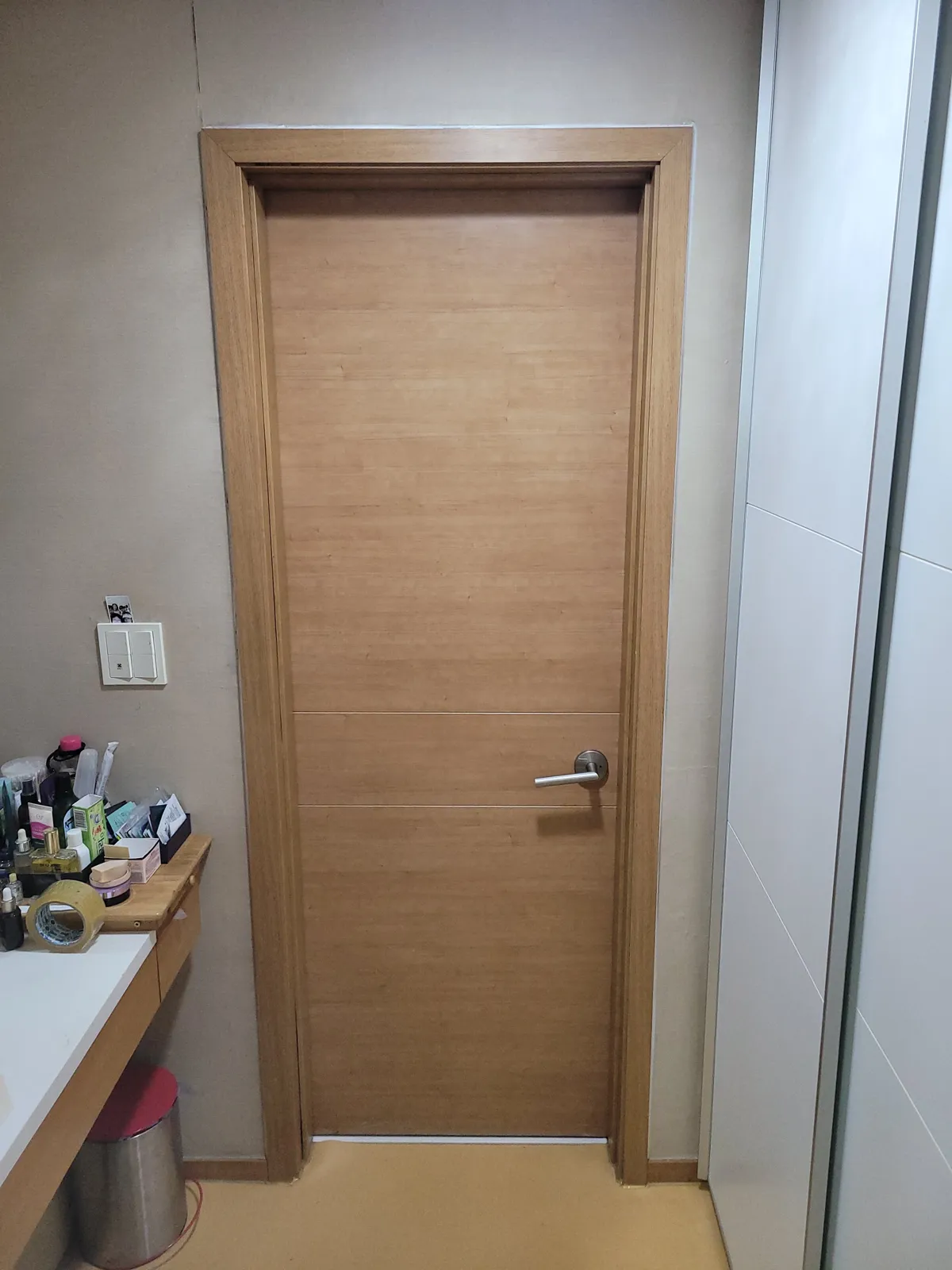 안양 몰딩 부분교체 후 닫힌 원목 무늬 문과 정돈된 문틀