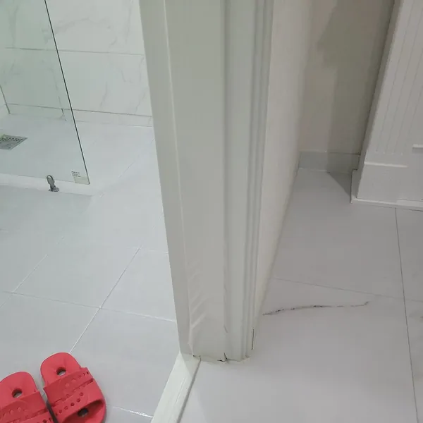 화장실 누수로 물먹은 몰딩 교체 사례